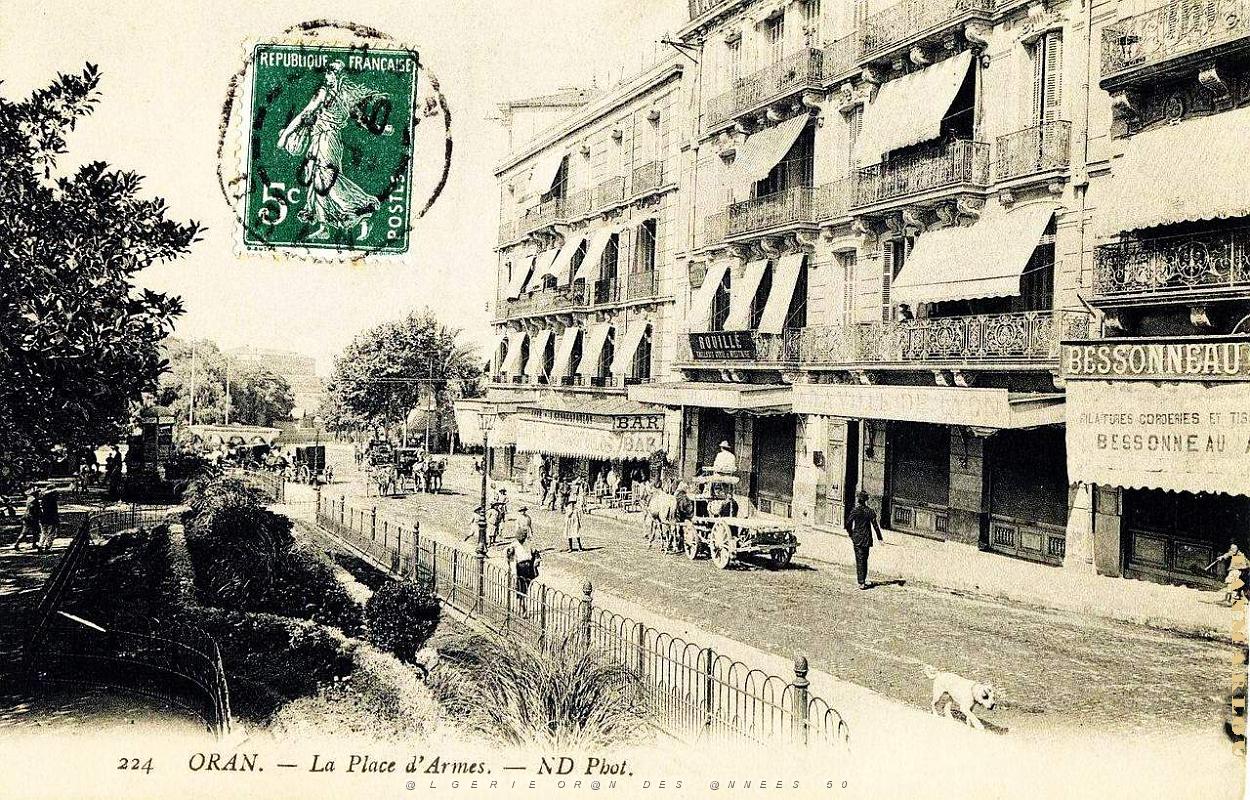 PA g- 05- Place d'armes  cote est.JPG